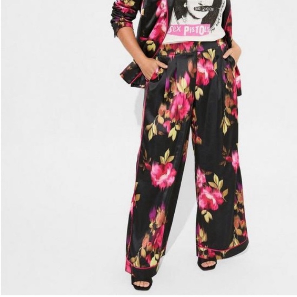 Torrid NWT Wide Leg Streaky Satin High Rise Pant Blair Floral 3X Short